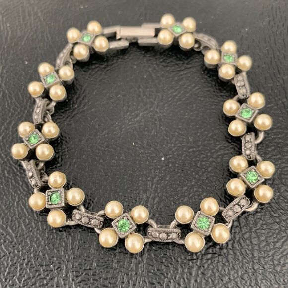 Vintage Mid-Century Bracelet, Faux Pearls & Peridot Glass Crystals, Floral Motif - Picture 4 of 10
